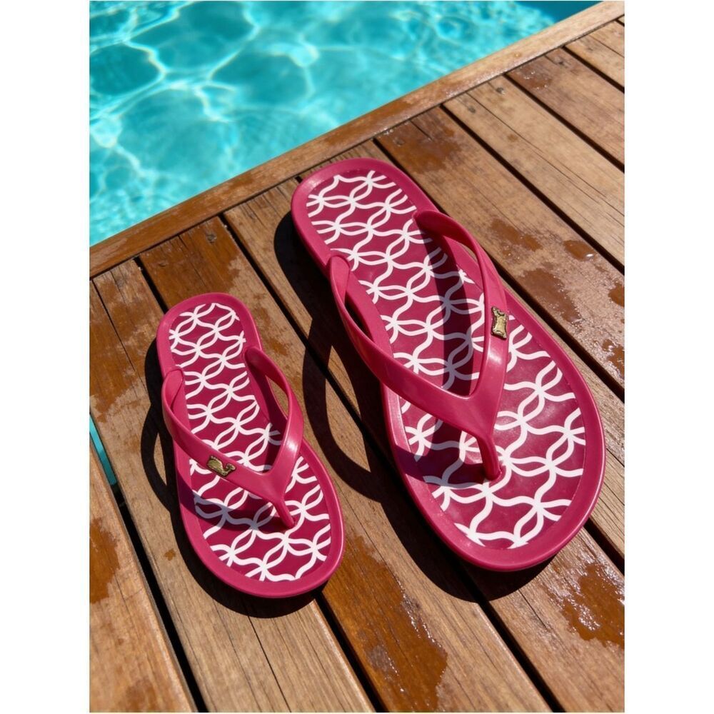 Vineyard Vines women’s Pink Patterned Flip Flops with Gold Logo Accent size 9